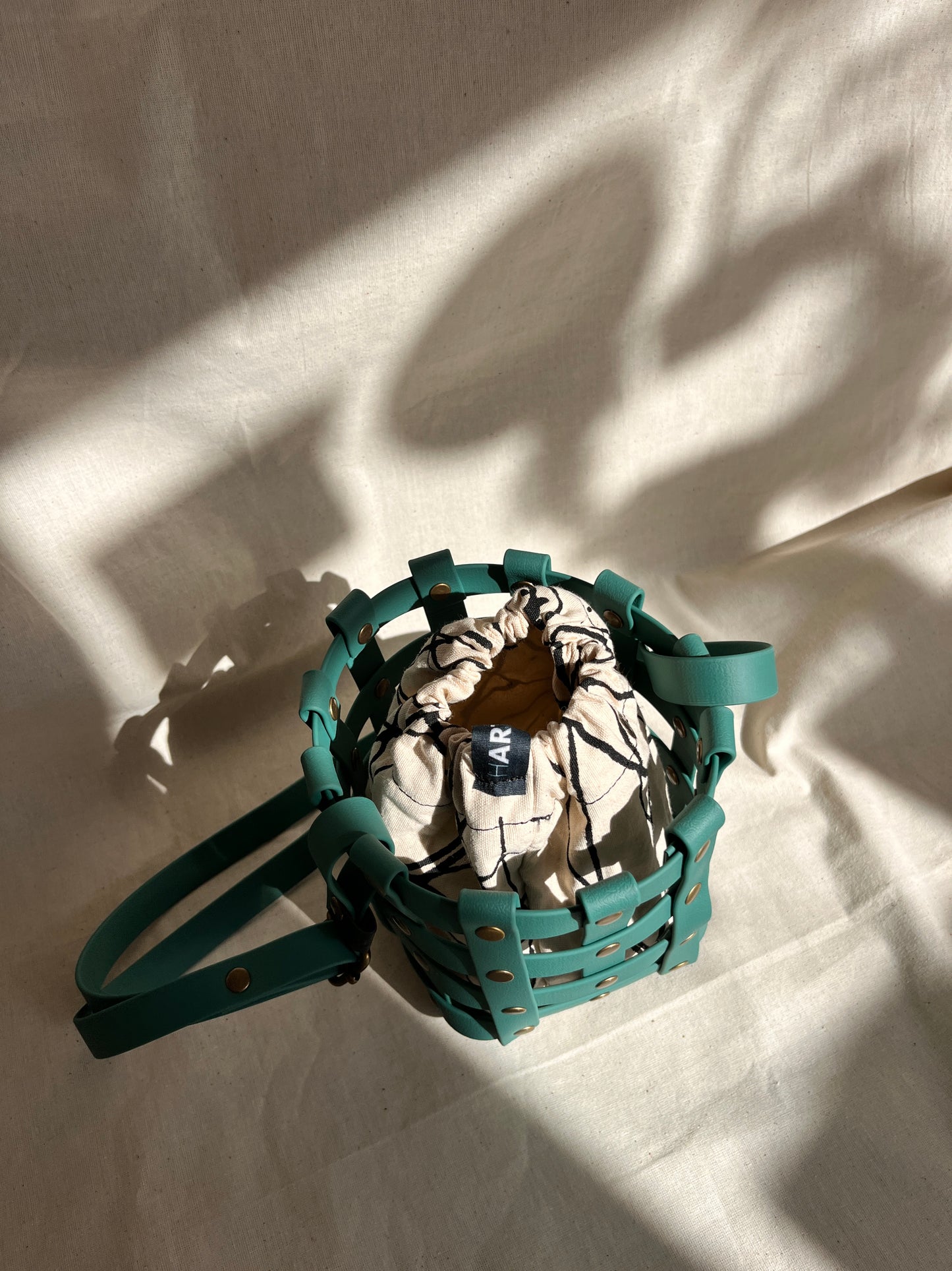 Bombonera azul sustraiak crudo