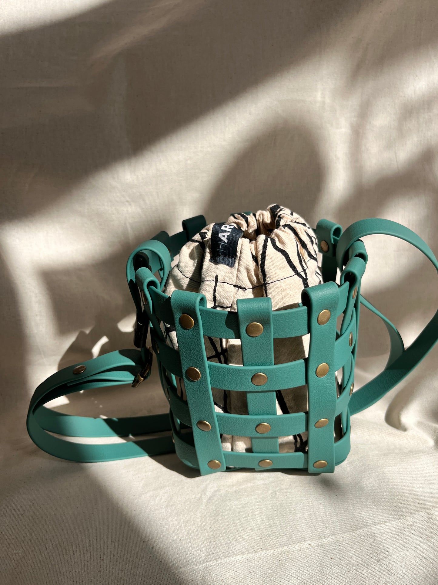 Bombonera azul sustraiak crudo