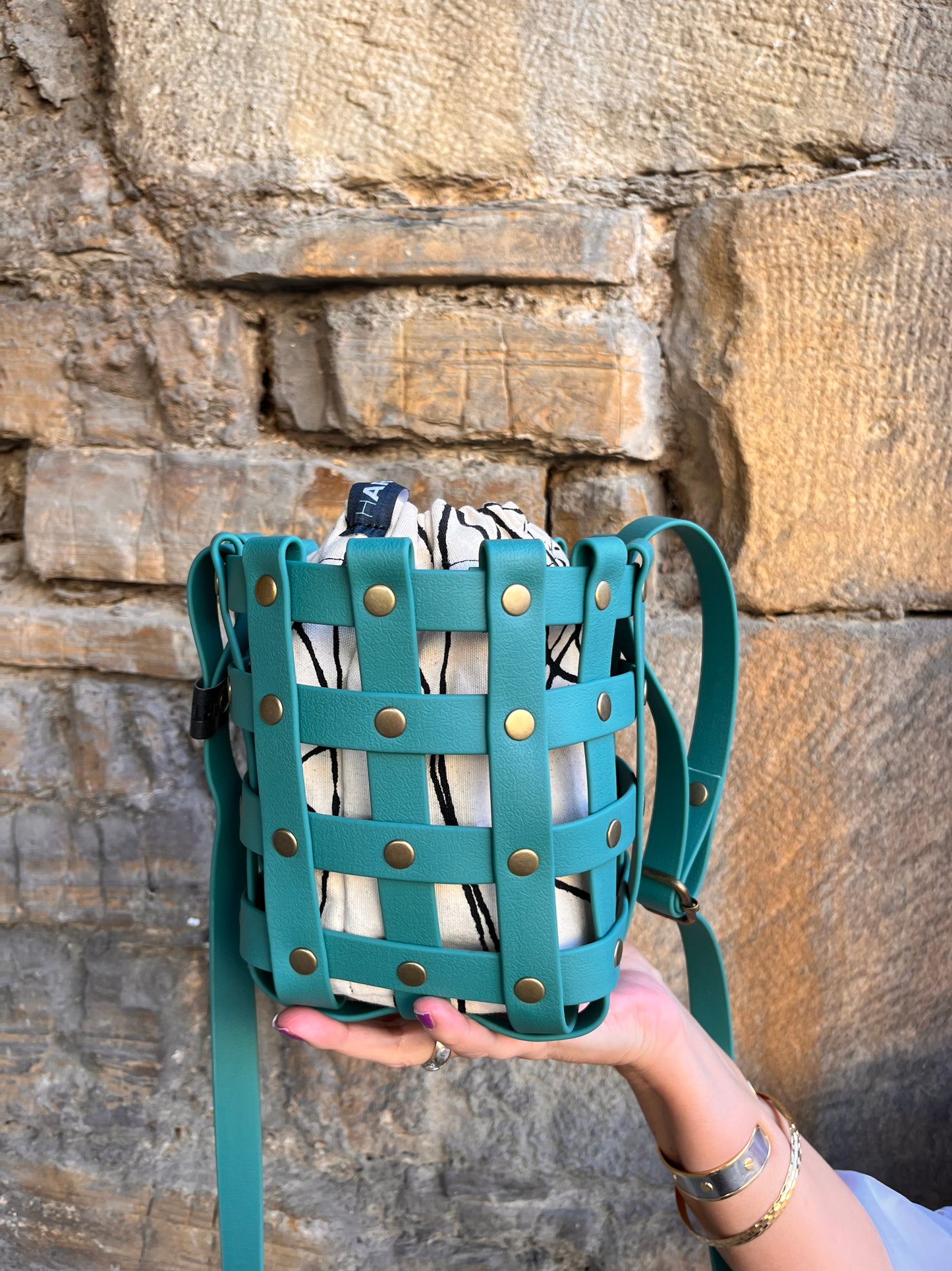 Bombonera azul sustraiak crudo